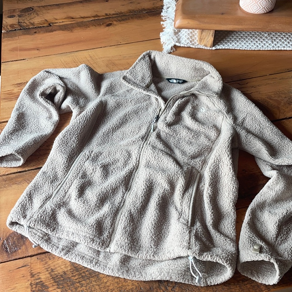 Euc women’s large tan north face Sherpa style tons of life left